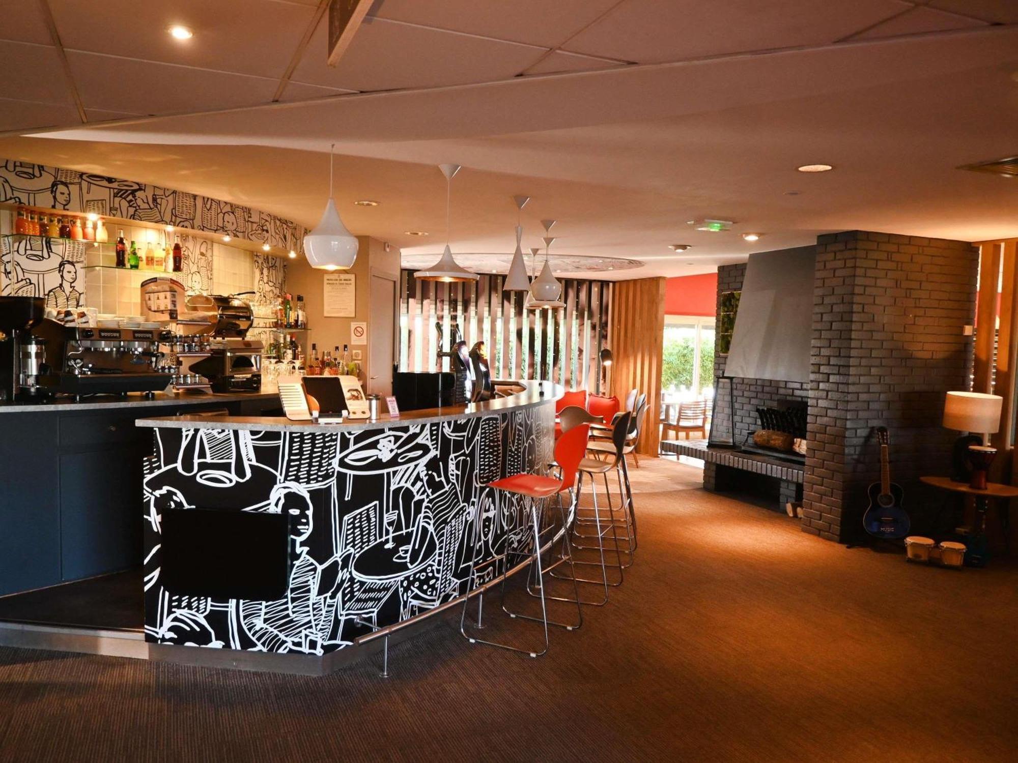 Hotel Ibis Laval Le Relais D'Armor Changé Esterno foto
