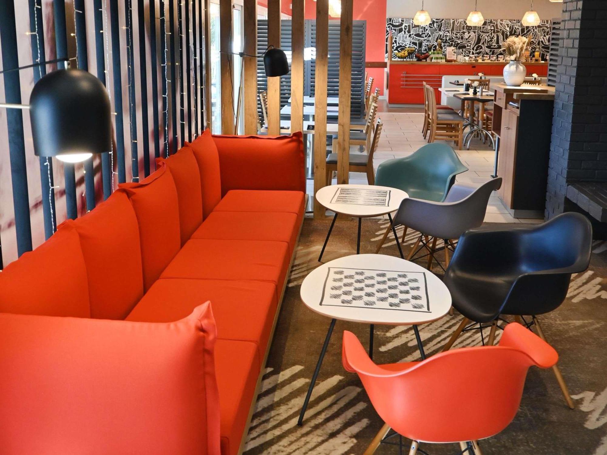 Hotel Ibis Laval Le Relais D'Armor Changé Esterno foto